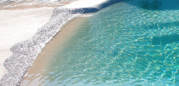 alt="architettura-outdoor-biodesign-pool-senza-vasca-cemento-armato-minimo-inquinamento"