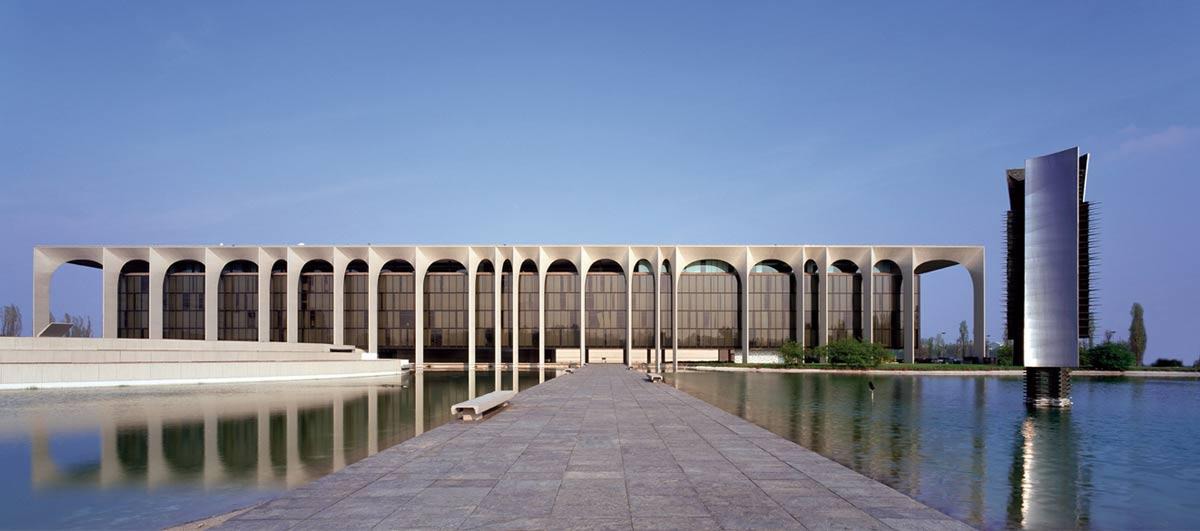 alt="materialiedesign-archweek-sedemondadori-oscarniemeyer"