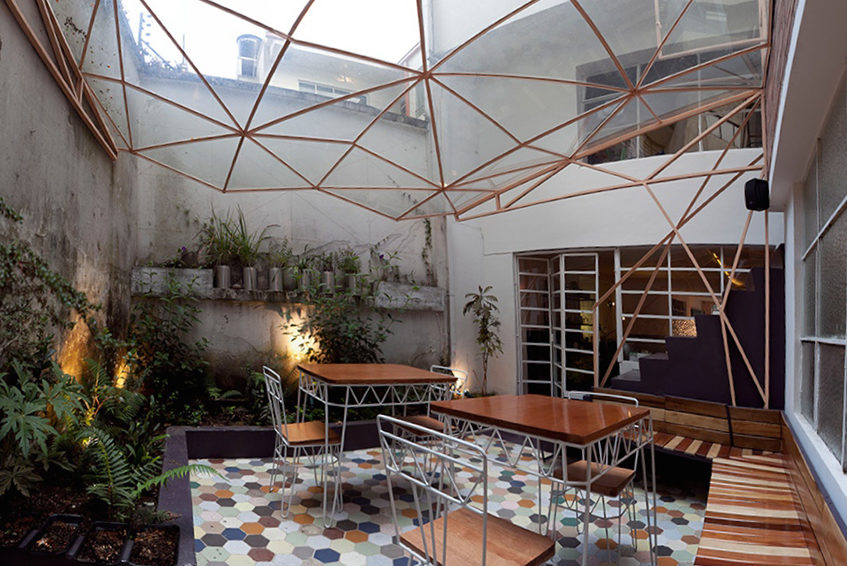 alt="Cortile interno Taller de Te - progetto di Yemail arquitectura - Bogotà, Colombia"
