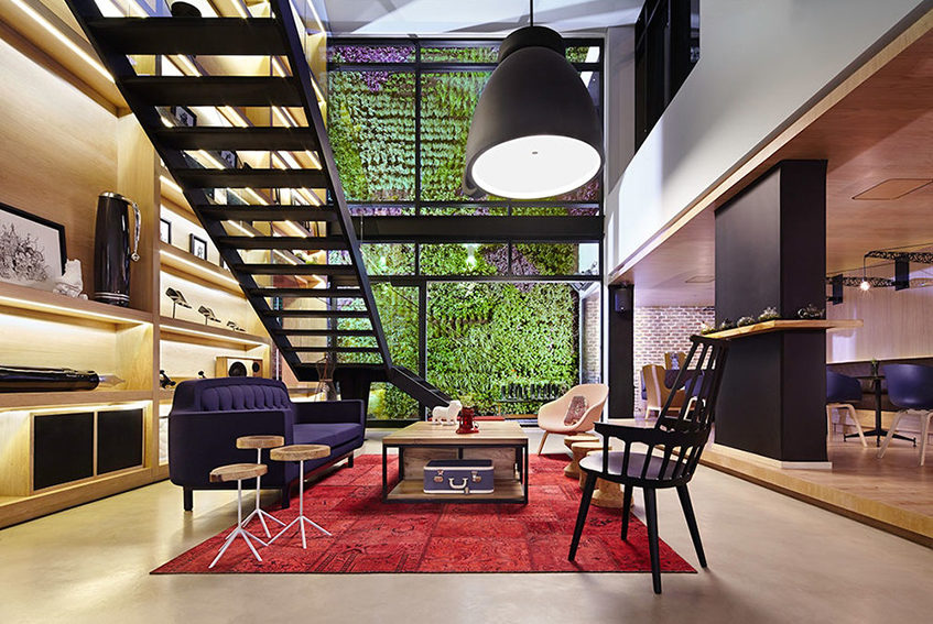 alt= "Area lounge dell'hotel Click Clack - progetto di PlanB - Bogotà, Colombia"