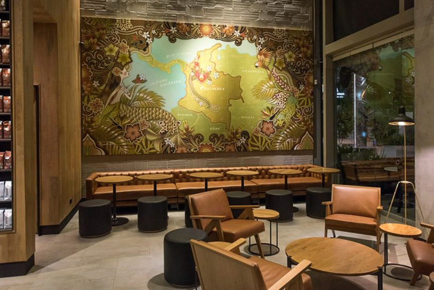 alt="Interno di Starbucks Medellin - progetto di Perceptual interior design - Colombia"