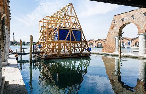 alt="cosavedereallabiennaledivenezia-architettura-venezia-scuolagalleggiante-kunlèadeyemi-nle'work"