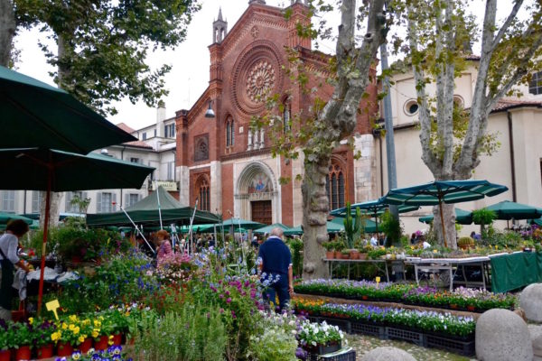 alt="floralia-milano-chiesasanmarco-chiostri"