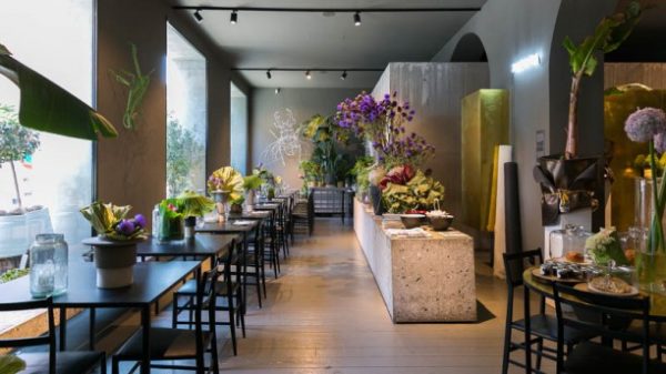 alt="flowerdesign-flowershop-retaildesign-potafiori-rosalbapiccinni-cantafiorista-milano-negoziofiori-ristorante-caffetteria"