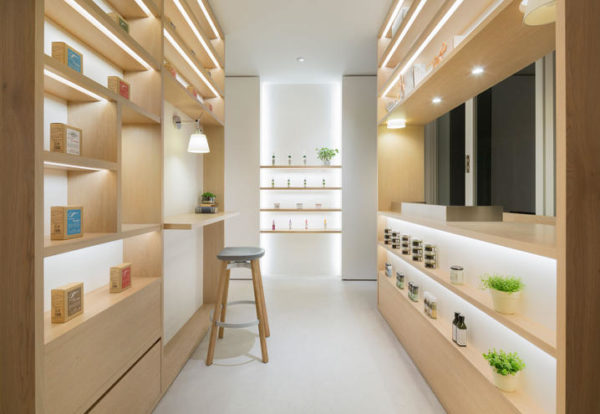 alt="foostores-retaildesign-nendo-interiordesign-stool-su-emeco"