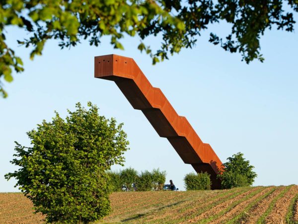 alt="landart-design-belgio-vlooybergtower-closetobone"