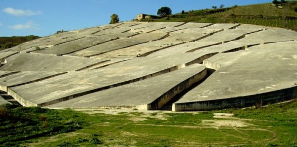alt="landart-lifestyle-gibellina-ilgrandecretto-albertoburri"