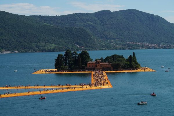 alt="landart-lifestyle-lagod'iseo-thefloatingpiers-christoejeanneclaude"