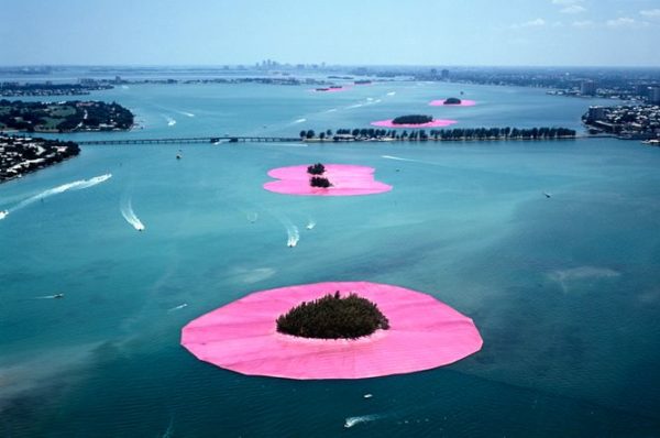 alt="landart-lifestyle-miami-camminaresull'acquaanni80-christoejeanneclaude"