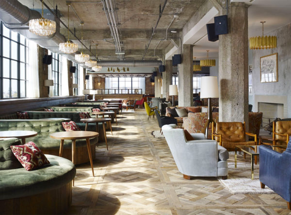 alt="lostileindustrialeera nell’interiordesign-design-chicago-stileindustriale-clubhouse"