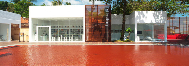 alt="rivestimenti-piscine-design-the-library-resort-mosaico-trend"