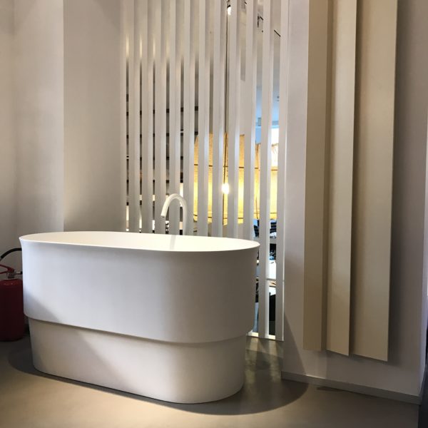 alt="salonedelmobile-salone2017-agape-vascaalta-neri&hu"