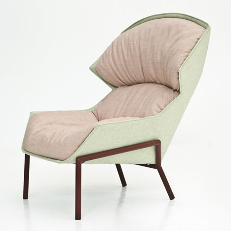 alt="tendenze-arredamento-donne-design-clarissa-hood-armchair-patricia-urquiola-moroso"