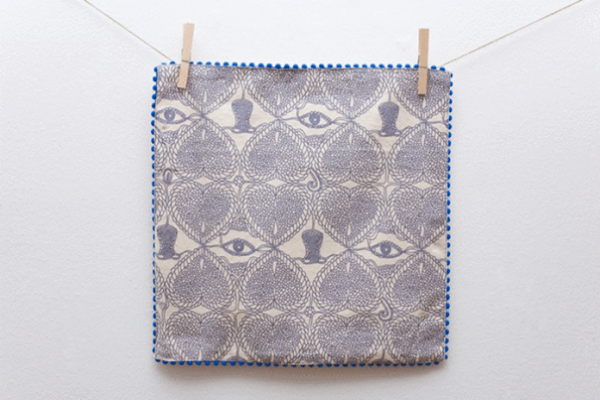 alt="tendenze-arredamento-donne-design-giada-montomoli-tessuti-cuscino-yeya-e-font-studio"
