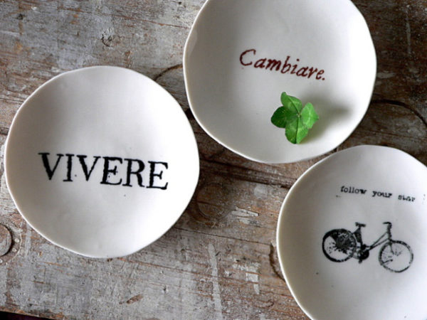 alt="tendenze-arredamento-donne-design-giovelab-giorgia-brunelli-ceramiche-piatti-decorati"