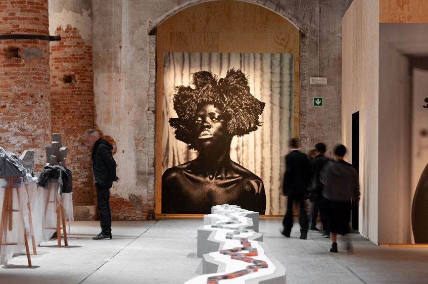 alt="Donne, arte e architettura - Biennale d’Arte di Venezia 2019 - Zenele Muholi"