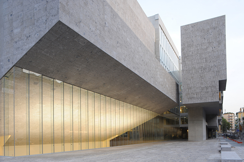 alt="Donne, arte e architettura - Grafton Architects - sede Università Bocconi - Milano"