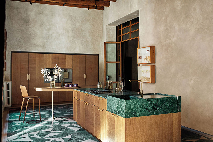 alt="Tre stili diversi in cucina - Cesar cucine - Modello Intarsio - Rovere mediterraneo e Marmo verde Guatemala"