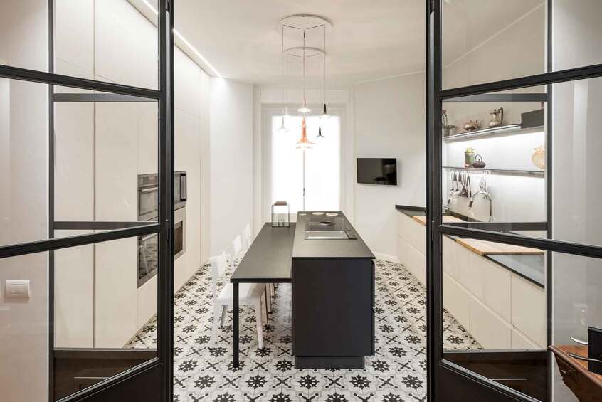 alt: materialiedesign-porte-pareti-ferro-e-vetro-cucina-cesar-dettaglio"