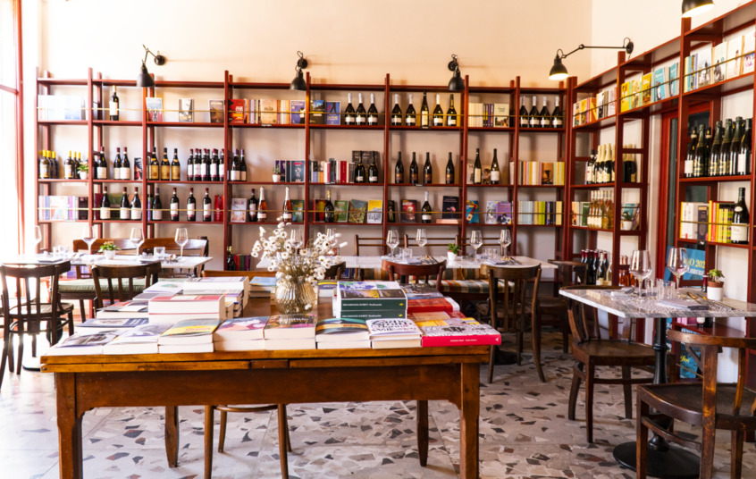 alt: "materialiedesign-librerie-caffetterie-ristoranti-esploratori-roma-interno"