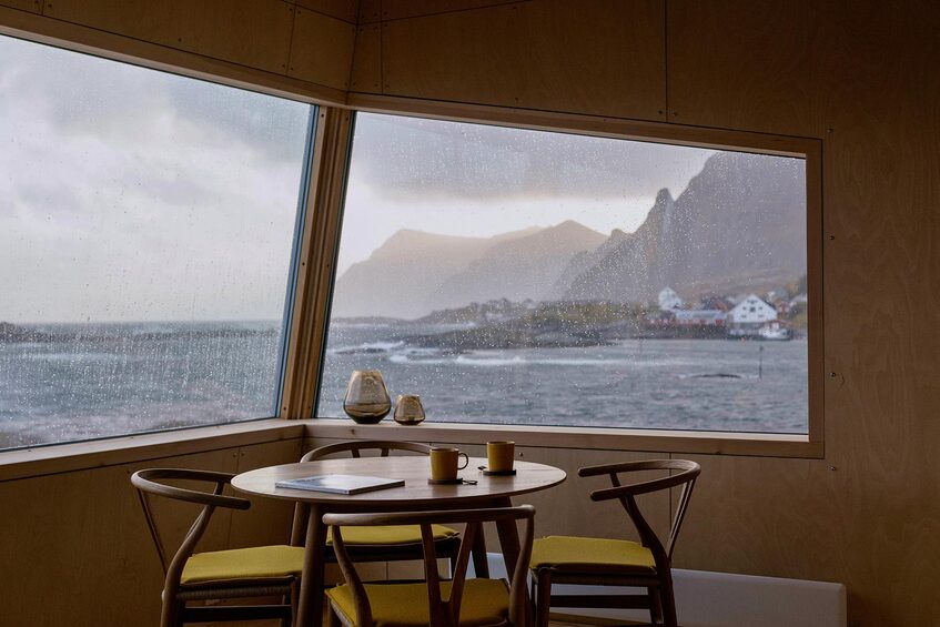 alt: "materialiedesign-5-viaggi-isole-lofoten-hotel-esperienza-cucina-workshop-chef-holmen-lofoten"