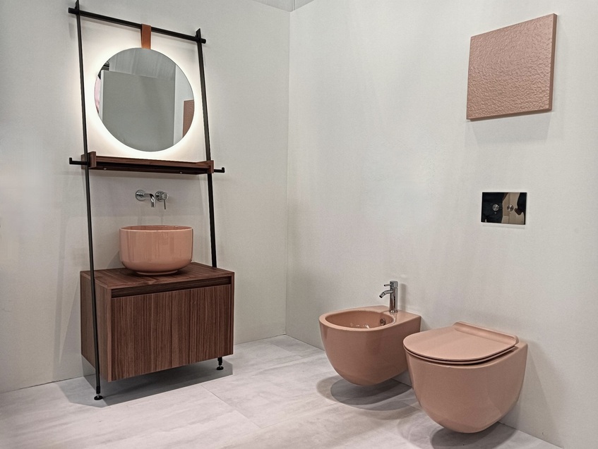 alt: "materialiedesign-bagno-colorato-nuove-collezioni-simas-colore-rosa-caramello-sanitari-serie-vignoni-cersaie-settembre-2023"