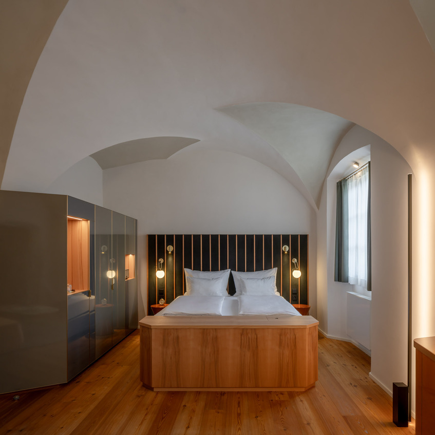 alt: "materialiedesign-Lasserhaus-art-hotel-bressanone-intervista-architetti-Vudafieri-Saverino_ph_Paolo_Valentini-camere"