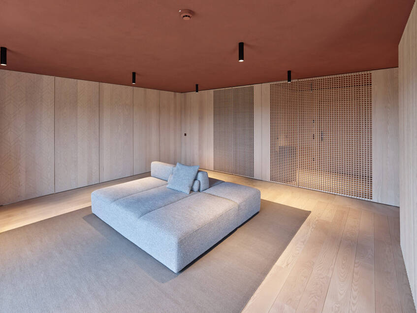 alt: "materialiedesign-fritsjurgens-system_M_reiters_supreme_suite_behf-architects_foto_kurt.hoerbst_living_sistema porte_bilico_chiuso"