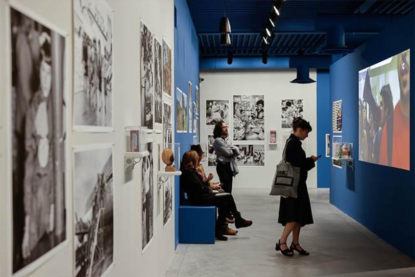 alt: "materialiedesign-biennale-arte-2024-stranieri-ovunque"