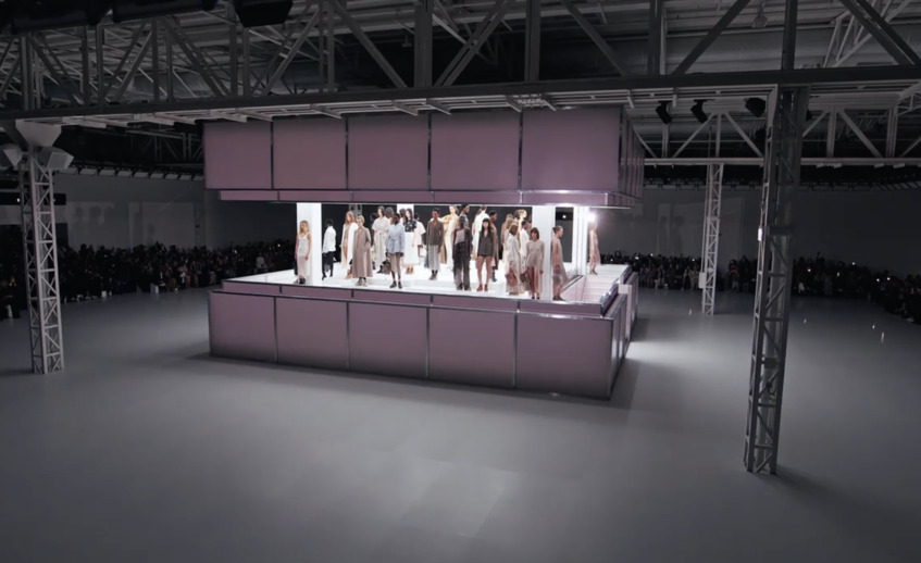 alt: "materialiedesign-sfilate-migliori-scenografie-milano-settembre-2024-fendi"