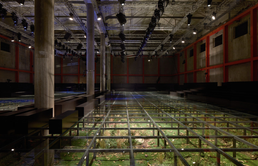 alt: "materialiedesign-sfilate-migliori-scenografie-milano-settembre-2024-prada-AMO"