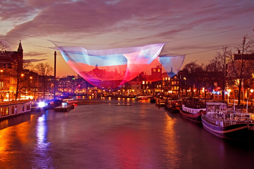 alt: "materialiedesign-mostre-natale-2024-2025-cosa-vedere-musei-festival-luci-amsterdam"