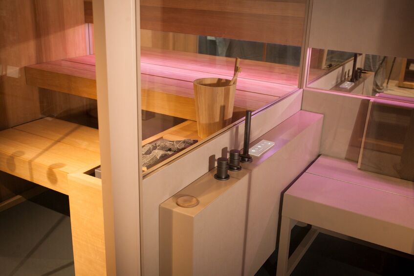 alt: "materialiedesign-effe-perfect-wellness-logica-plus-spa-doccia-hammam-dettaglio-accessori-interni"