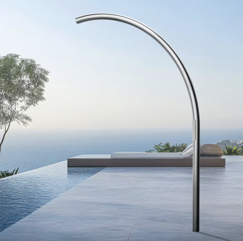 alt: "materialiedesign-outdoor-design-doccia-per-esterni-fantini-novita-salone-marta-sansoni"