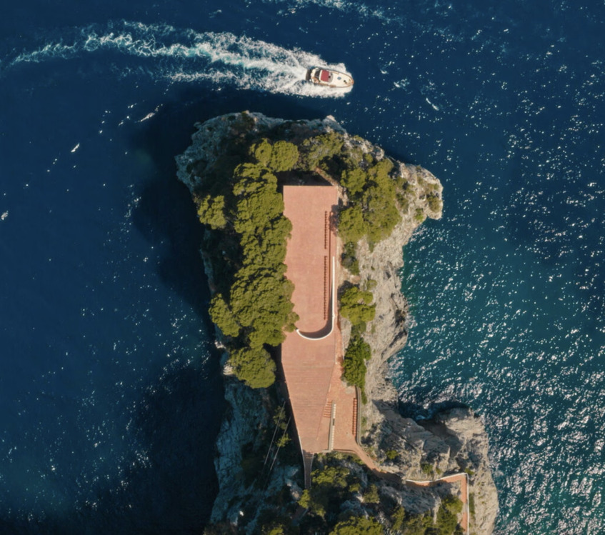 alt: "materialiedesign-staycation-ville-iconiche-nel-mondo-casa-malaparte-adalberto-libera_jacquemus_sfilata"