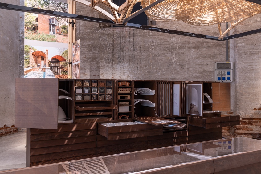 alt: "materialiedesign_biennale_architettura_2025_venezia_alternative-skies"