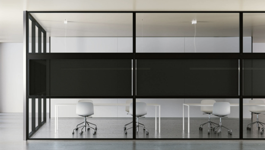 alt: "materialiedesign-autmind-aws-parete-divisoria-vetro-telaio-metallo-nero"