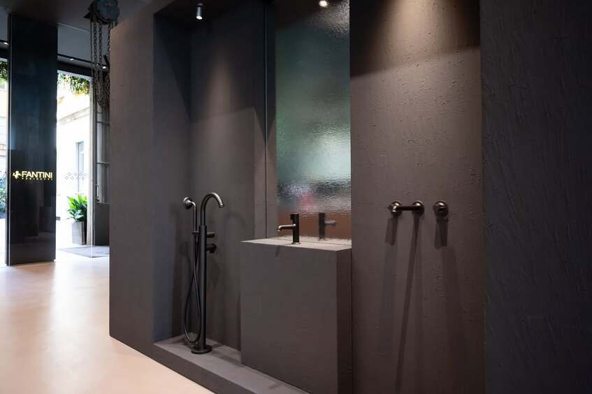 alt: "materialiedesign-flora-fantini-allestimento-showroom"