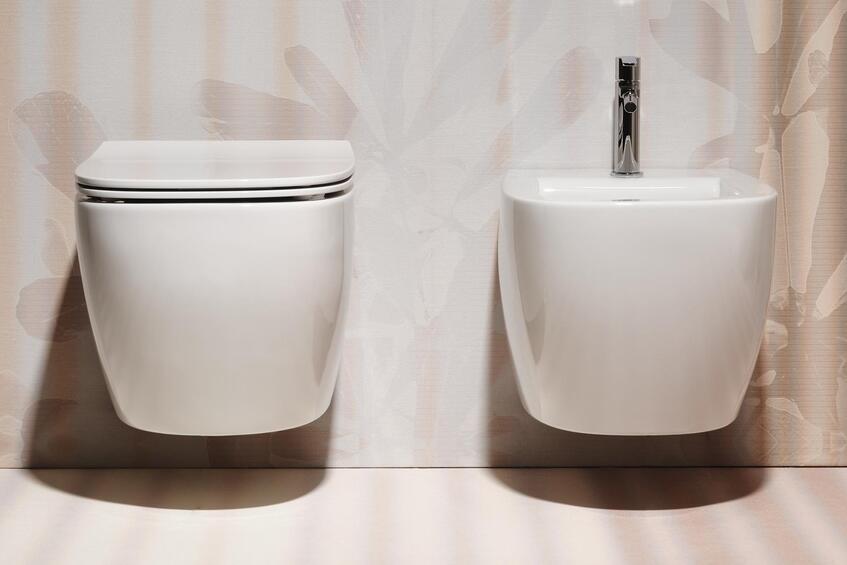 alt: "materialiedesign-simas-sanitari-compatti-juniper-bianco-lucido"