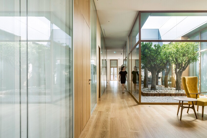 alt: "materialiedesign-architettura-interior-trasparente-autmind-fpareti-vetrate-ope-hq-interior-ufficio"