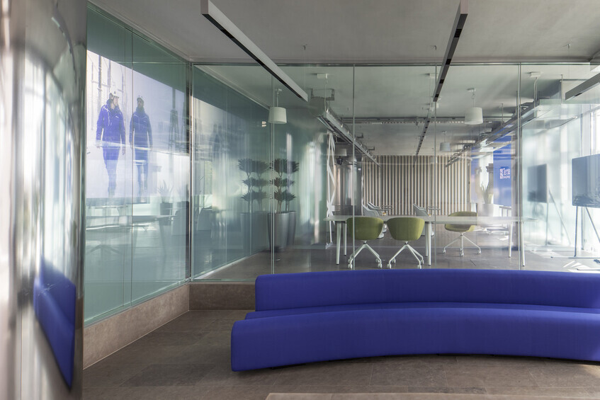 alt: "materialiedesign-architettura-interior-trasparente-divisori-ufficio-its-terna-ph_Studio_Eller"