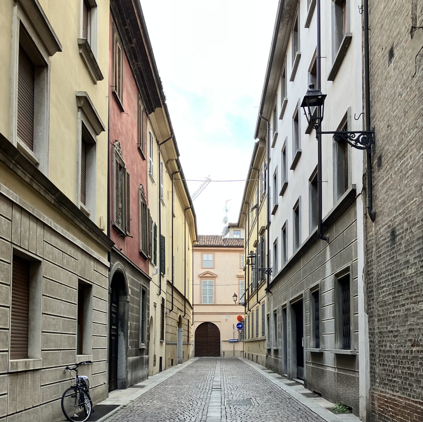 alt: "materialiedesign-Armani-itinerario-piacenza-rivalta-milano"