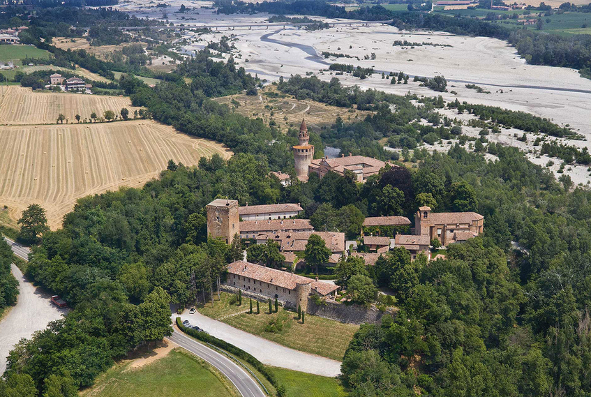 alt: "materialiedesign-Armani-itinerario-piacenza-rivalta-milano-borgo-di-rivalta"
