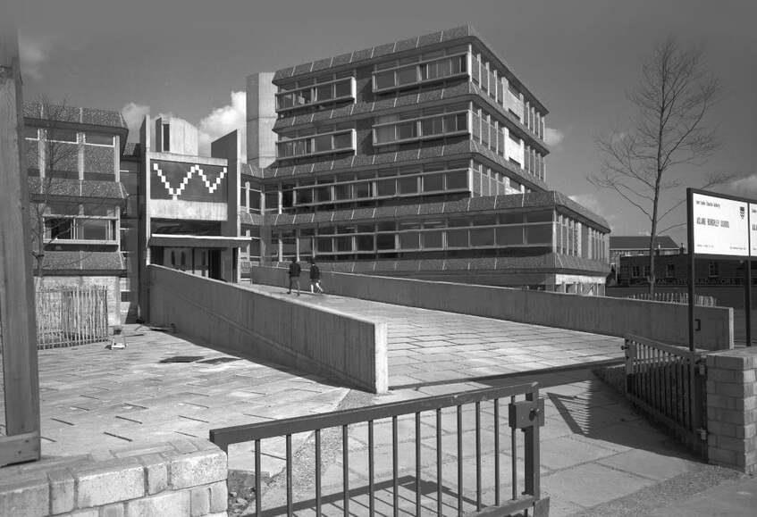 alt: "materialiedesign-brutalismo-trend-2025-museo-londra-acland-burghley-school"