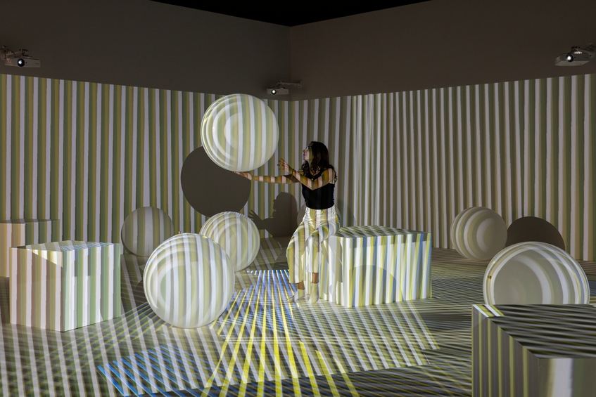 alt: "materialiedesign-artissima-torino-art-week-appuntamenti-weekend-Carlos-Cruz-Diez-Environment-Chromointerferent-Paris"