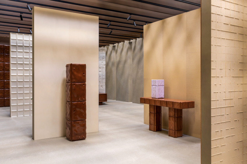 alt: "materialiedesign-cersaie-2025-tendenze-trend-ceramica-cimento-stand"