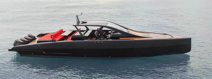 alt: "materialiedesign-saloni-nautici-2025-novità-genova-monaco-Mylius-M47P-barca-a-motore-header"