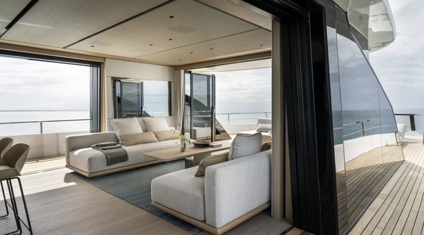 alt: "materialiedesign-saloni-nautici-2025-novità-genova-monaco-azimut-30m"