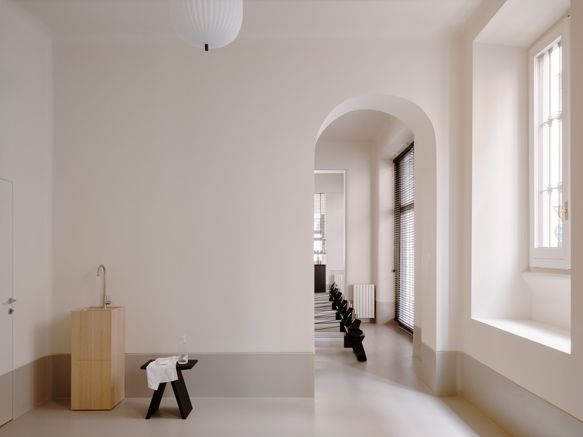 alt: "materialiedesign-doppia-aimstudio-claudiotognacca-sala-pilates-milano_ NOII - AIM © francesca iovene"