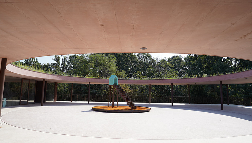 alt: "materialiedesign_ cantine_vini_architetture_design_visite_autunno._il_cerese"